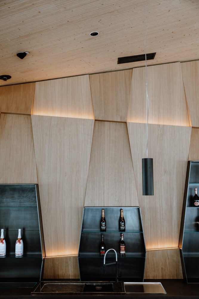 Фигурные полки с напитками в стене The Eagle Mountain Top Restaurant