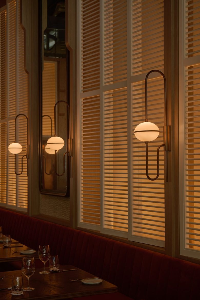 Фигурные светильники на стенах Jiak Kim House