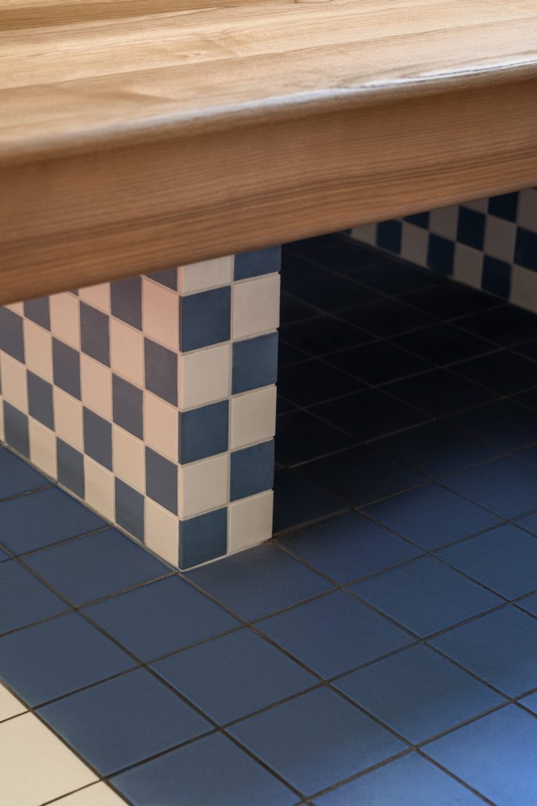 Фрагмент интерьера с красной подсветкой NUNU Hamburger