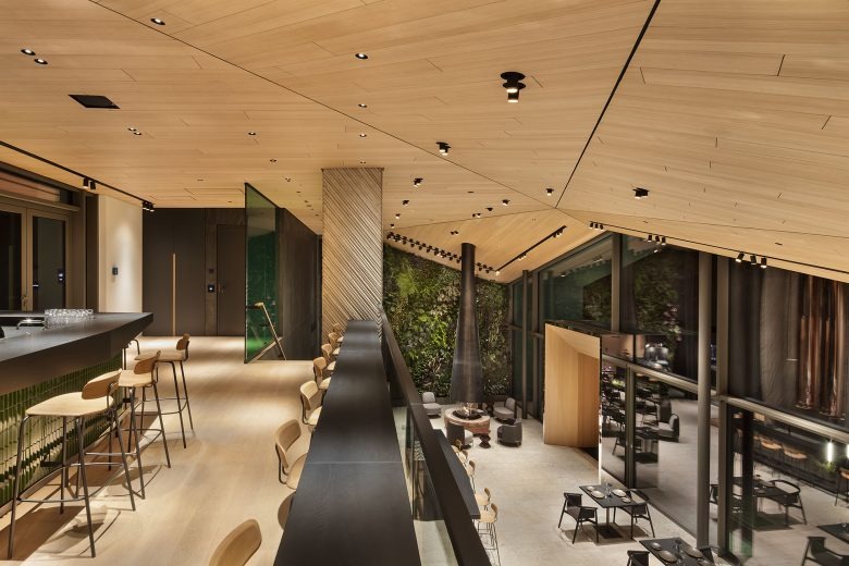 Галерея с барной стойкой и видом на камин FOGO E ÁGUA at ALEA RESORT