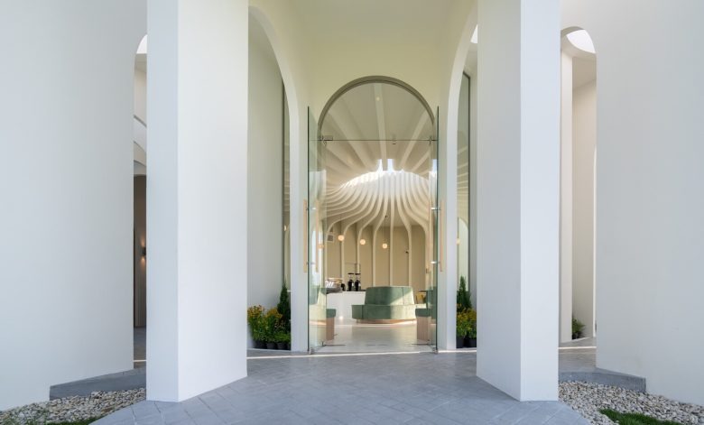 Главный вход с видом внутрь Curvy Dining