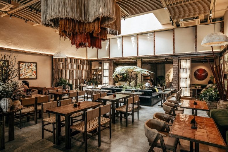 Глубинный вид основного зала ThiLa Bistro & Café