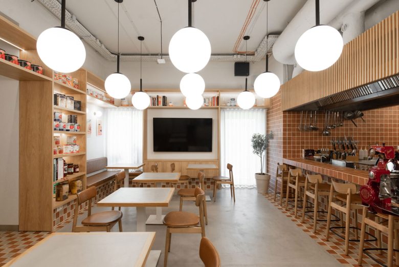 Интерьер Pizza Academy Bidfood с барной стойкой и посадочными местами