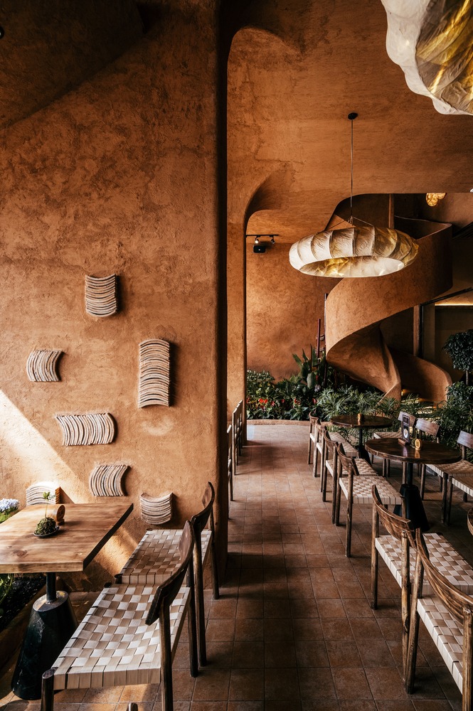 Интерьер с арочными проемами и столиками ThiLa Bistro & Café