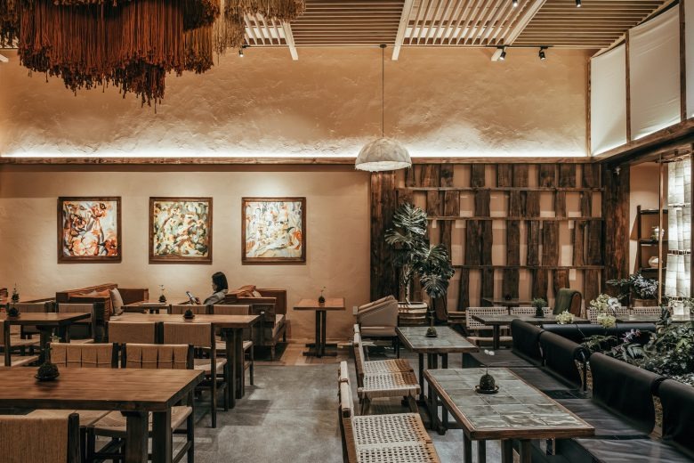 Интерьер зала с картинами на стене ThiLa Bistro & Café