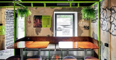 Интерьер кафе Technodöner с посадочной зоной