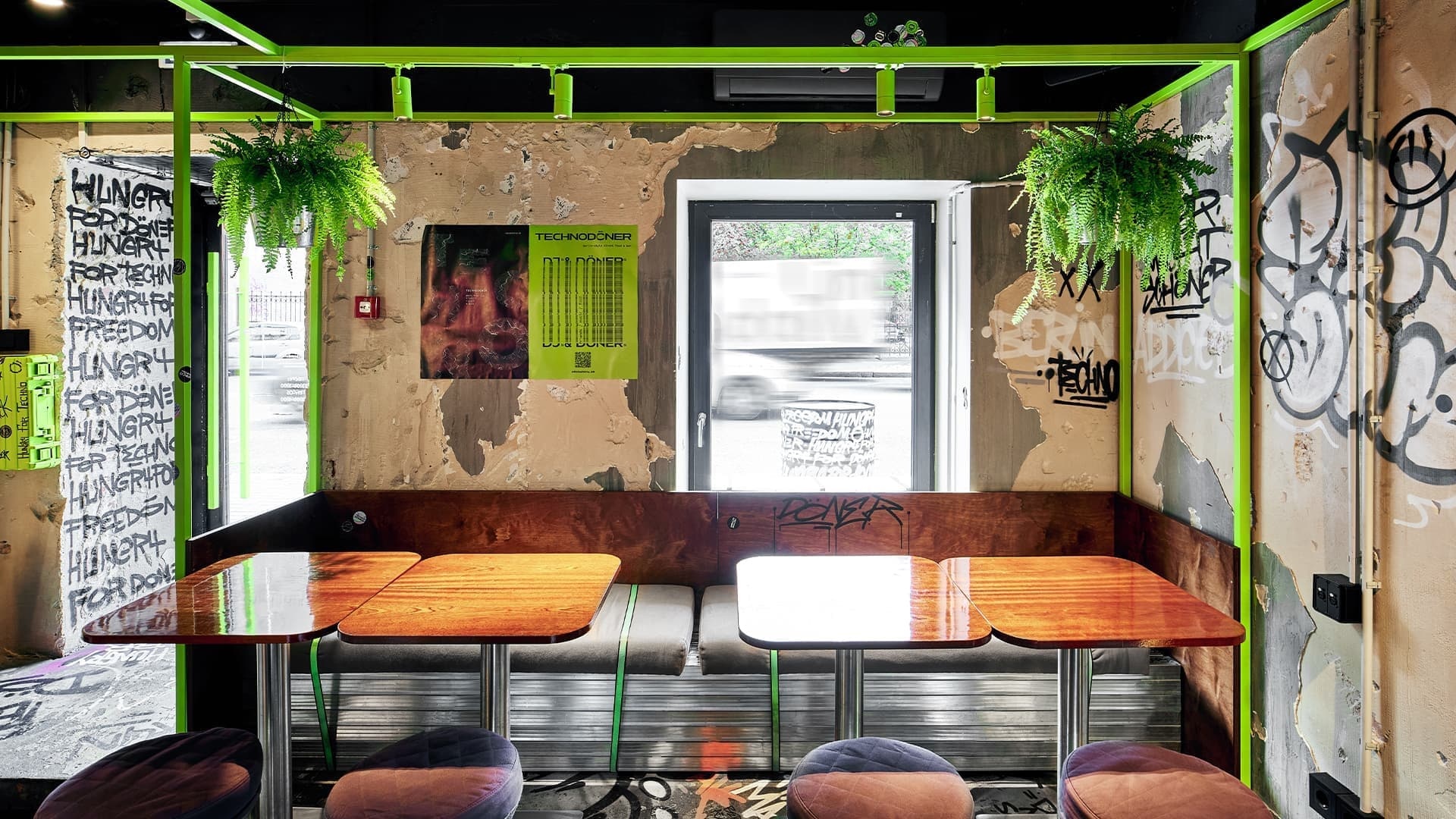 Интерьер кафе Technodöner с посадочной зоной