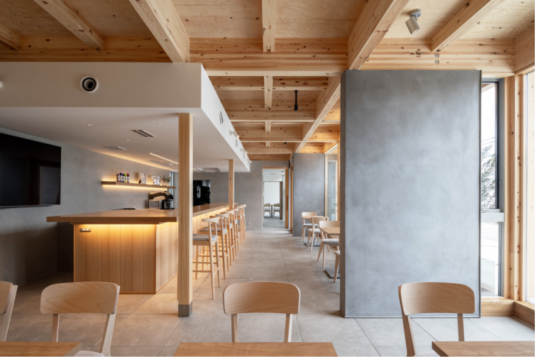 Интерьер кафе с барной стойкой и деревянным потолком café