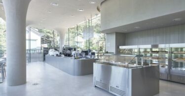 Интерьер кафе с барной стойкой и витриной Rose Mary Cafe