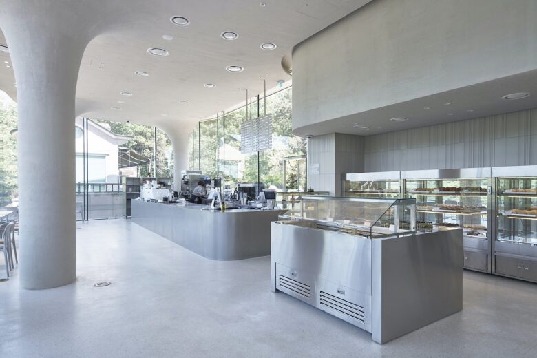 Интерьер кафе с барной стойкой и витриной Rose Mary Cafe