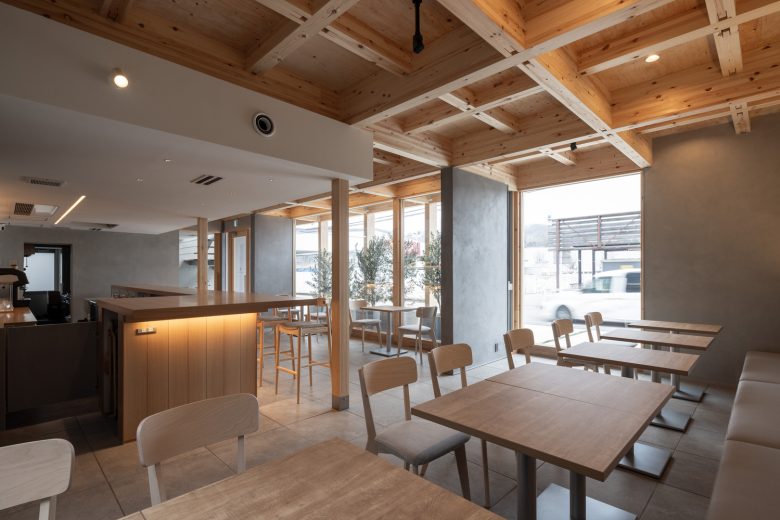 Интерьер кафе с деревянным потолком café