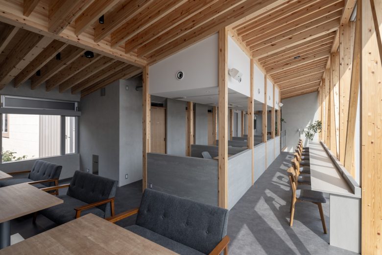 Интерьер кафе с деревянными балками и мягкой мебелью café