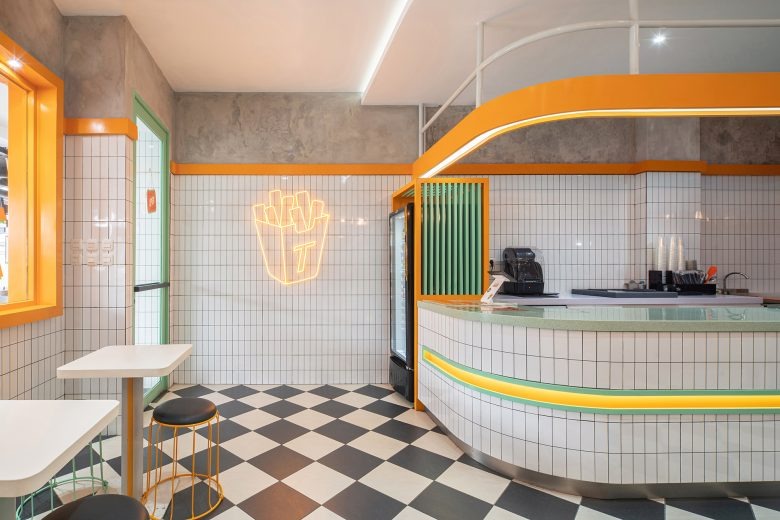 Интерьер кафе с кассой TATER TRADER