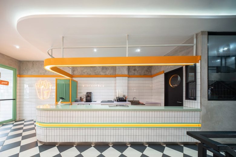 Интерьер кафе с кассовой стойкой TATER TRADER