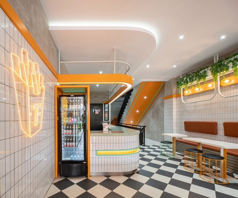 Интерьер кафе с лестницей и стойкой TATER TRADER