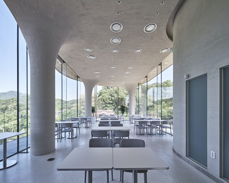 Интерьер кафе с панорамными окнами и колоннами Rose Mary Cafe