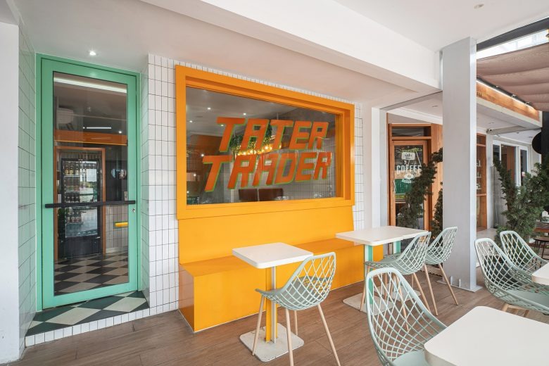 Интерьер кафе с шахматным полом TATER TRADER