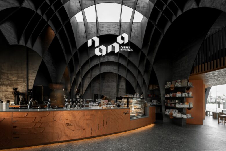Интерьер кофейни Nana Coffee Roasters с арочными сводами