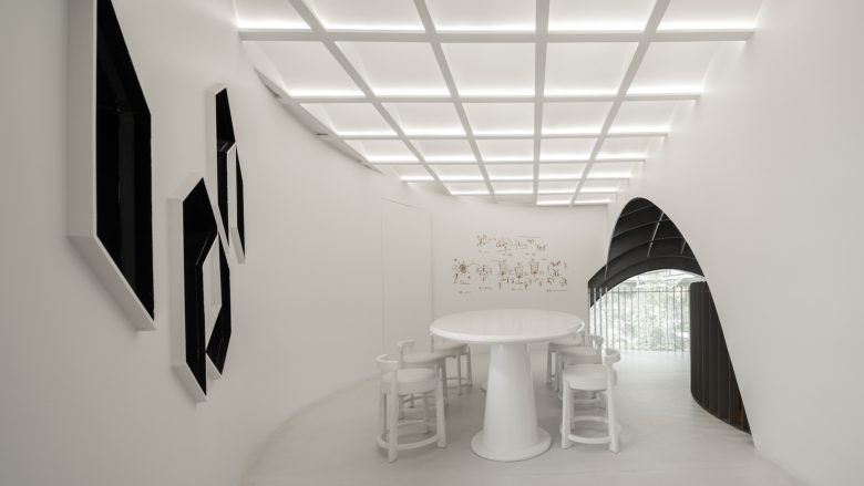 Интерьер кофейни Nana Coffee Roasters с геометрическим потолком