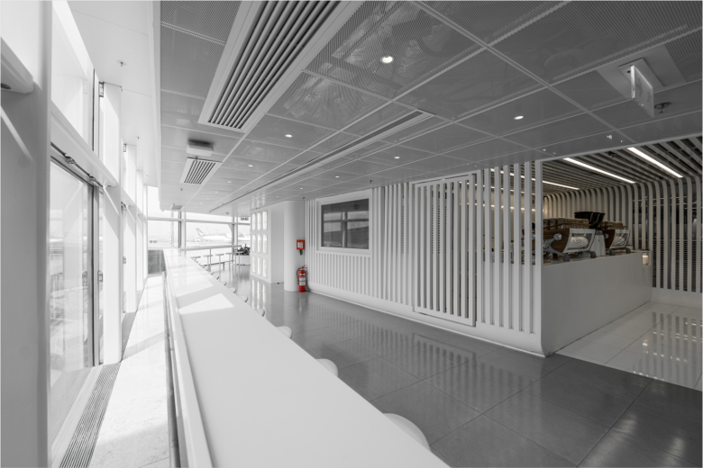 Интерьер кофейни с барной стойкой ARABICA café