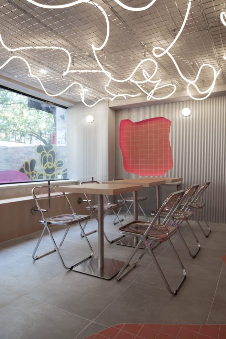 Интерьер лапшичной двухместные столики Loong Noodles