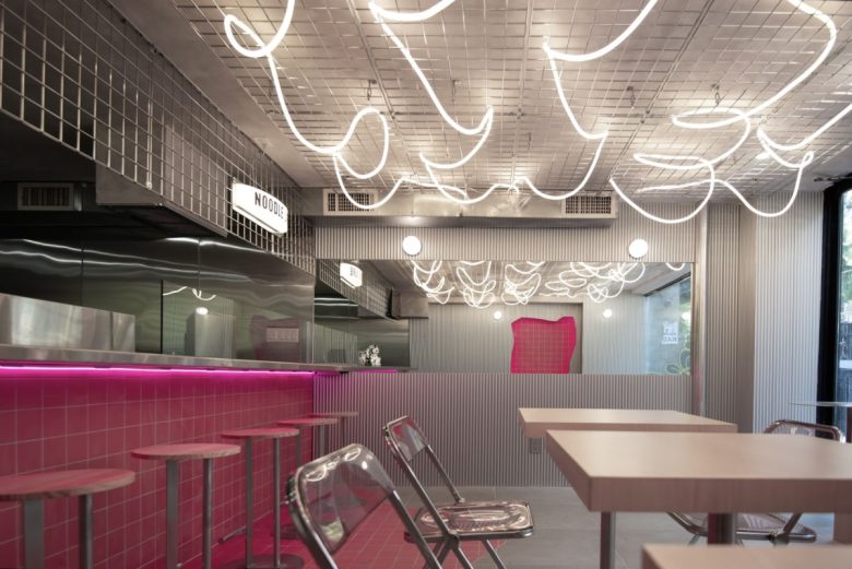 Интерьер лапшичной со столиками Loong Noodles