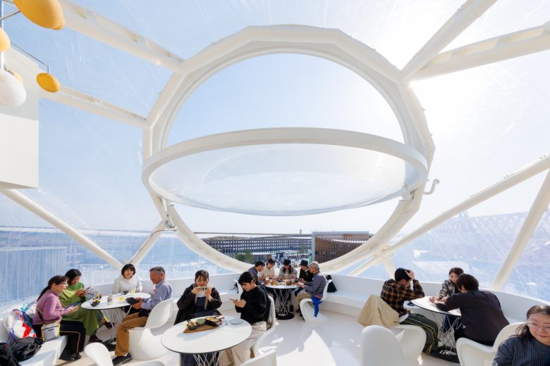 Интерьер павильона с панорамным остеклением и посетителями The Swiss Pavilion at Expo Osaka 2025