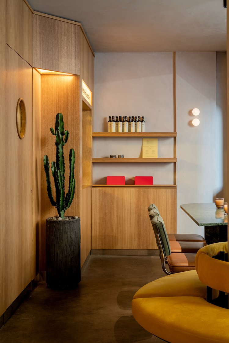 Интерьер ресторана Father Bun с деревянной отделкой