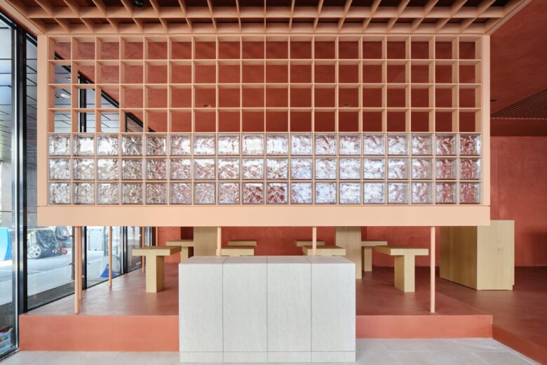 Интерьер ресторана с перегородкой из стеклоблоков Sijul Restaurant