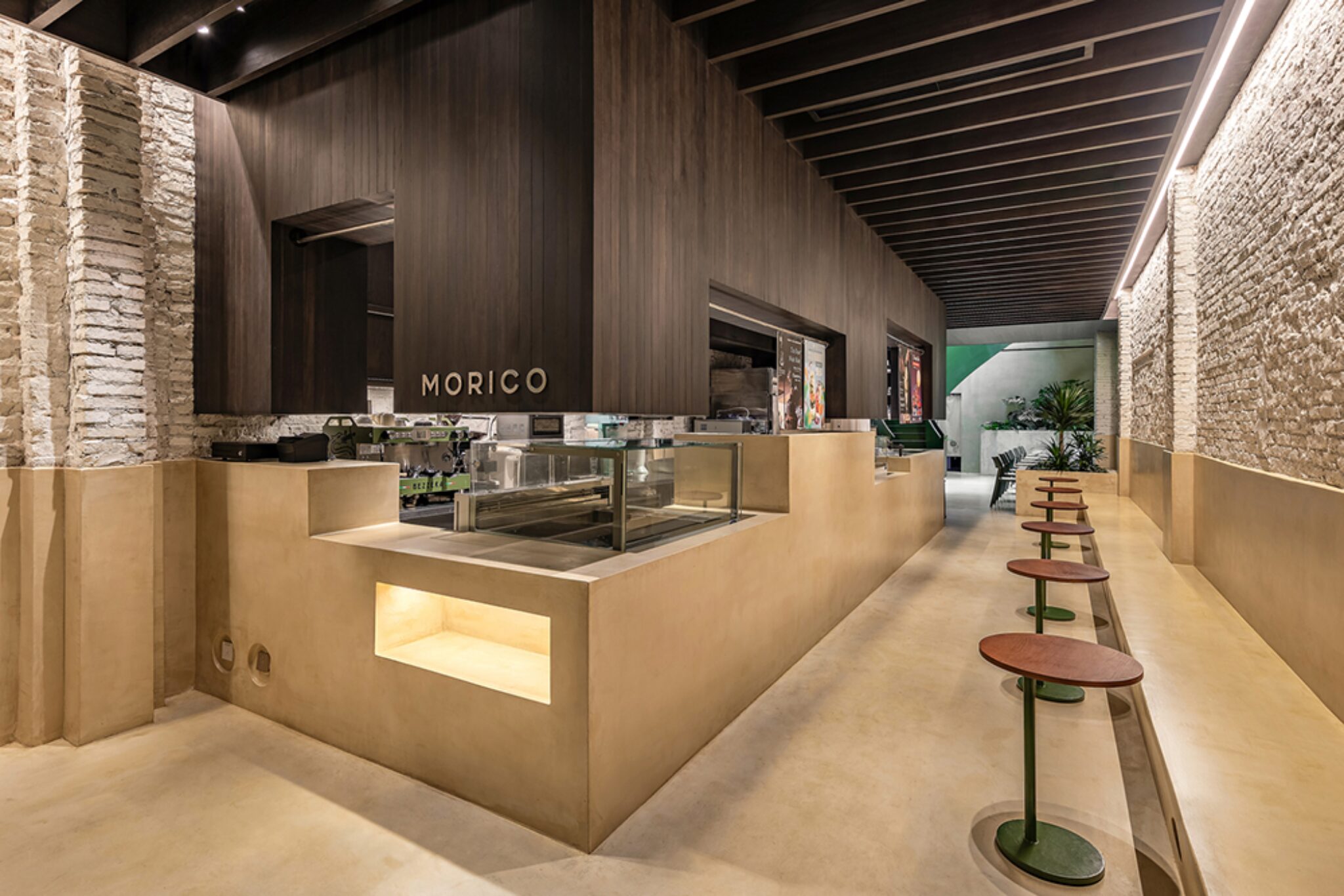 Интерьер с барной стойкой и посадочными местами MORICO Café