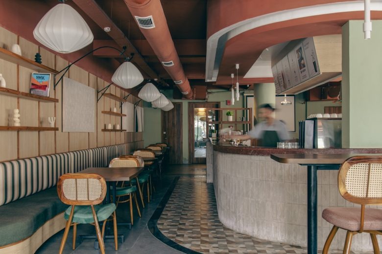 Интерьер с барной зоной и диваном вдоль стены Sidewalk Bakehouse and Cafe