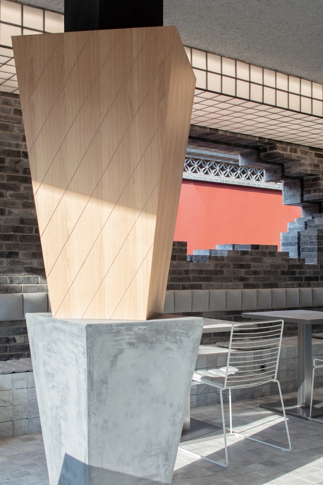 Интерьер с бетонной колонной и деревянной вставкой JM Café