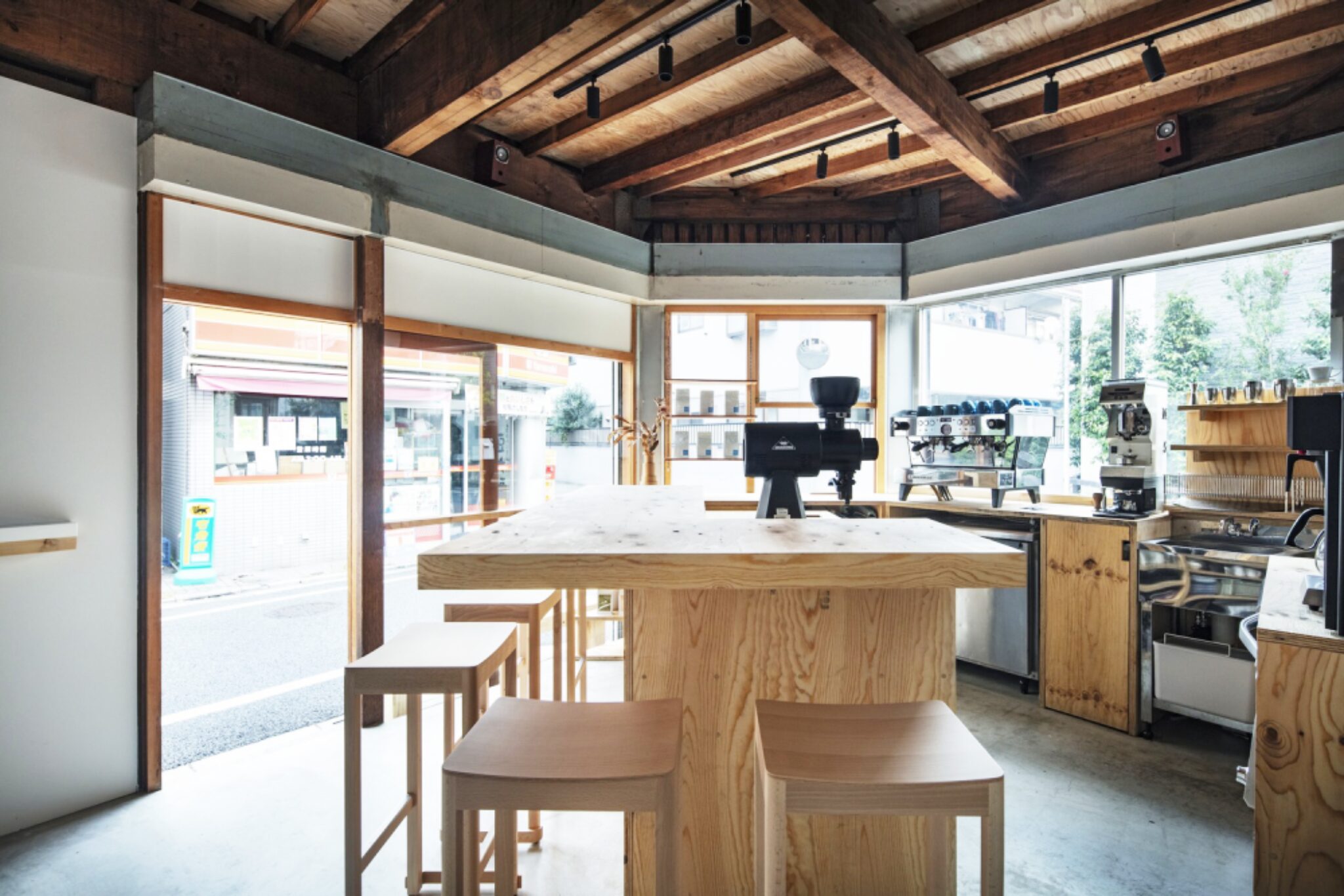 Интерьер с деревянной стойкой и балками LIGHT UP COFFEE