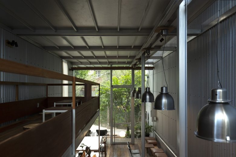 Интерьер с длинной линией посадки и светильниками Ton Corner Coffee Shop