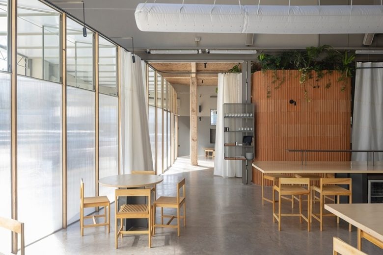 Интерьер с длинными столами NESS restaurant