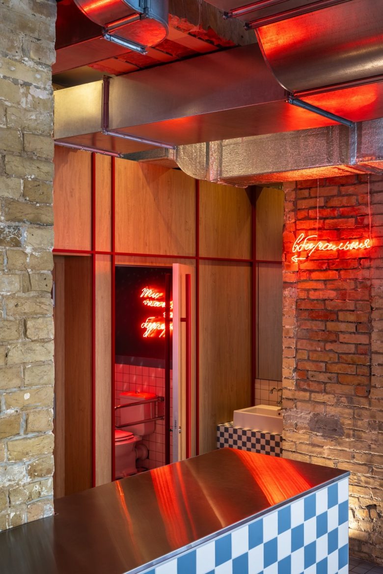 Интерьер с кирпичной стеной и неоном NUNU Hamburger