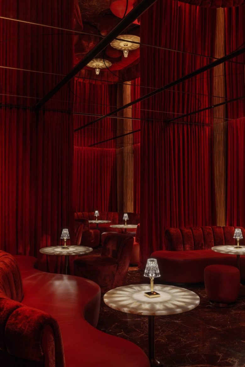 Интерьер с красными шторами и приватными зонами Delano Dubai hotel