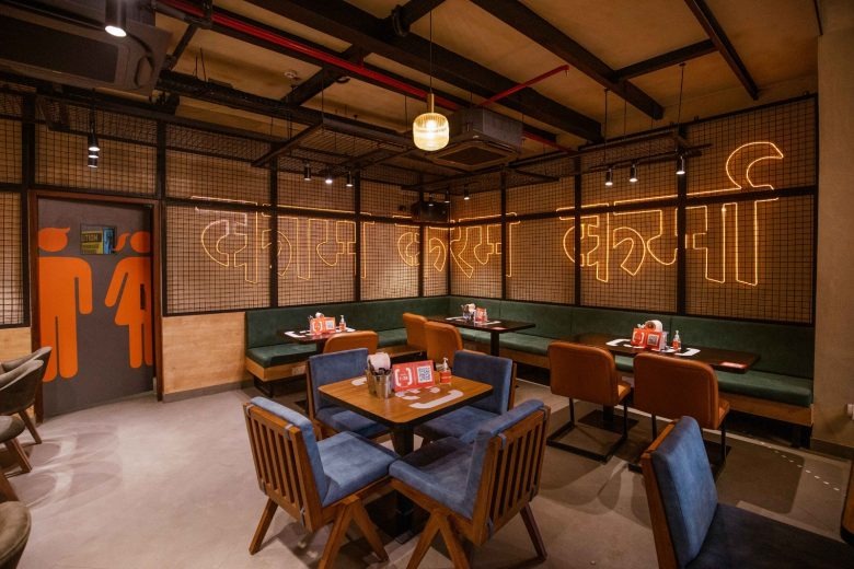 Интерьер с неоновой графикой SprintCo’s Journey