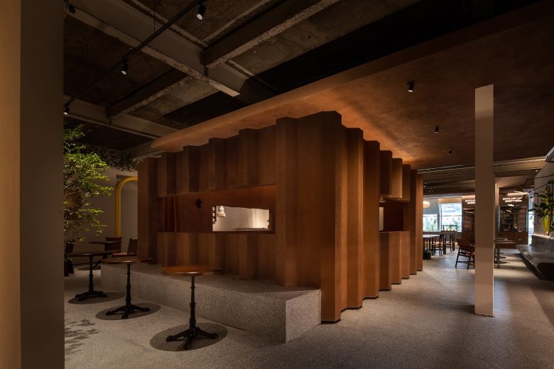 Интерьер с центральной деревянной конструкцией Tiana Factory