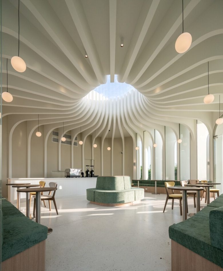 Интерьер с центральной посадкой и светом Curvy Dining