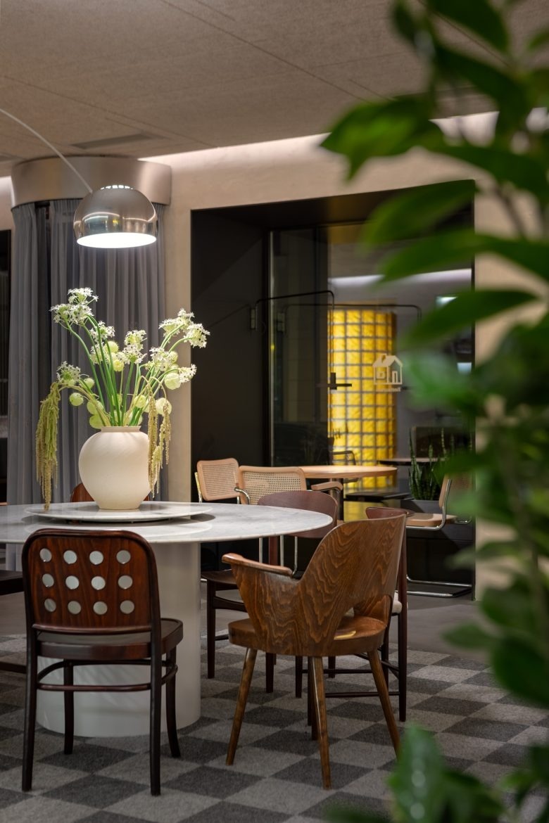 Интерьер с вазой и светильником Māsa