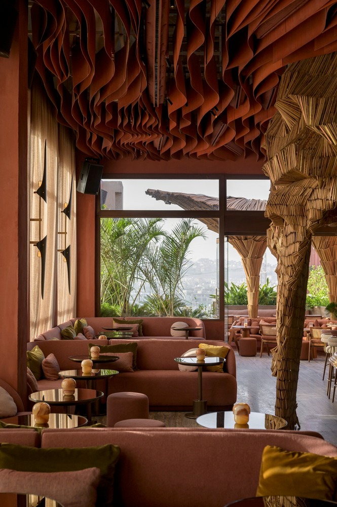 Интерьер с волнистым потолком и мягкой мебелью Lucida Restaurant and Bar