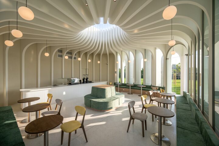 Интерьер с волнообразным потолком Curvy Dining