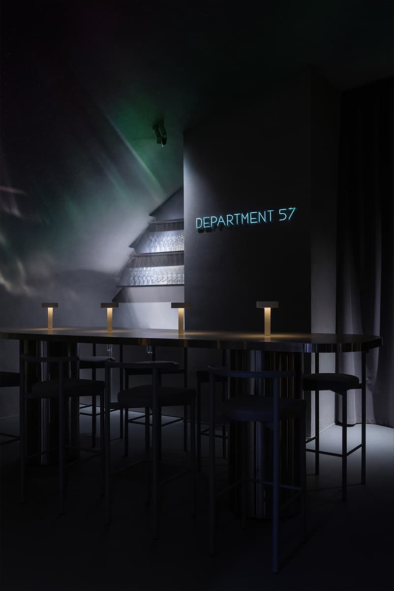 Интерьер с вывеской Department 57