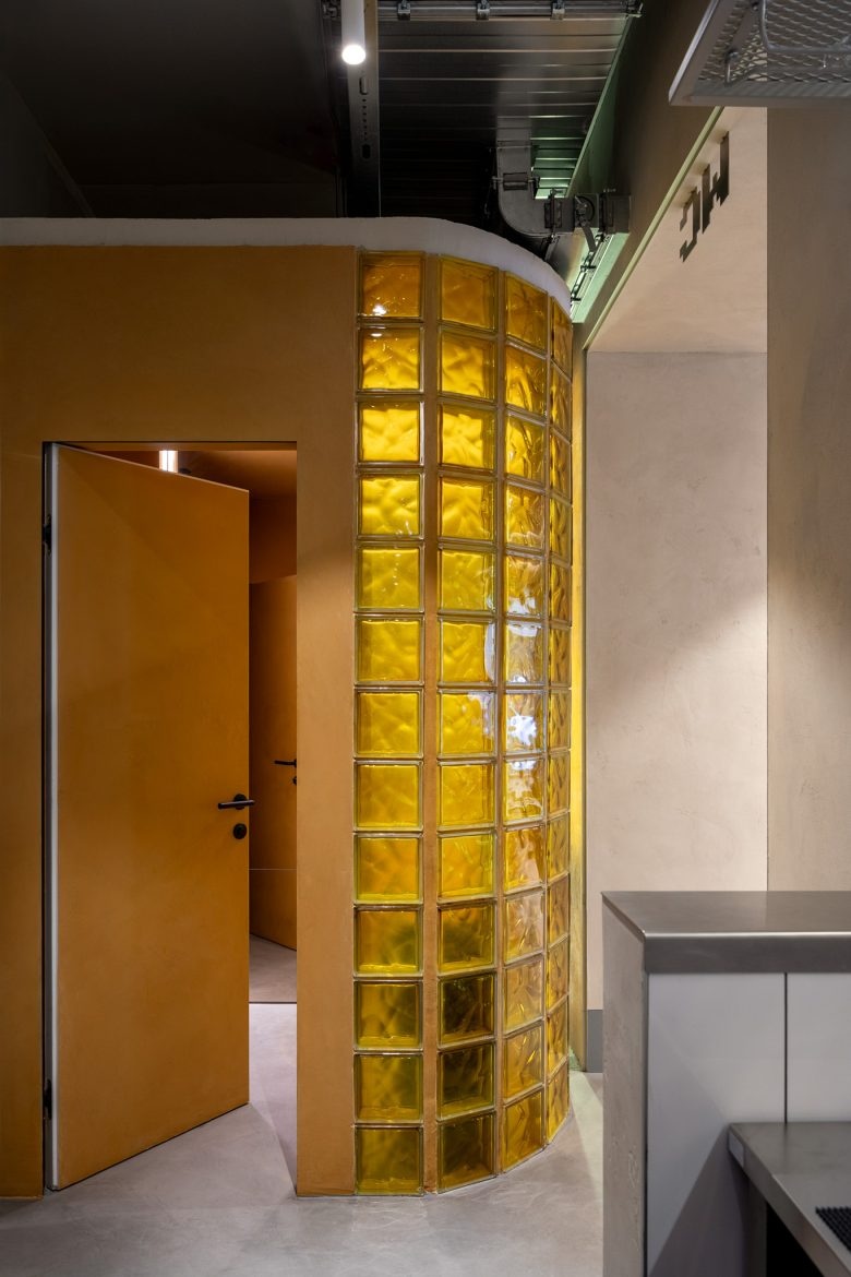 Интерьер с желтой стеклоблок стеной Māsa
