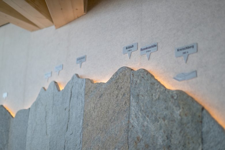 Интерьер стен The Eagle Mountain Top Restaurant