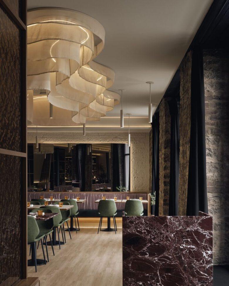 Интерьер зала с декоративным потолком и светильниками Hayat Restaurant