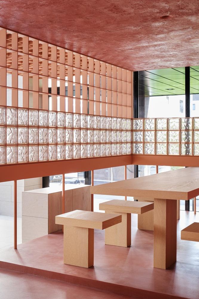 Интерьер зала с общим столом и стеклоблоками Sijul Restaurant