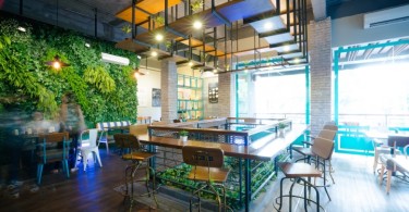 Эффектная графика как основа стильного интерьера кафе Communal в Сурабае