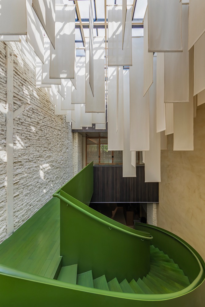 Изогнутая зелёная лестница и световой атриум MORICO Café